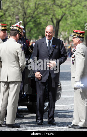 Der französische Präsident Jacques Chirac nimmt an den Tag des Sieges Feierlichkeiten zum 61. Jahrestag des Kriegsendes auf der Champs Elysees in Paris am 8. Mai 2006. (UPI Foto/William Alix) Stockfoto