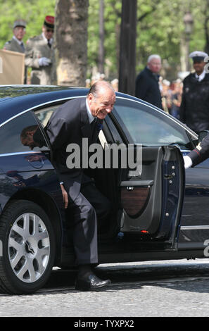 Der französische Präsident Jacques Chirac nimmt an den Tag des Sieges Feierlichkeiten zum 61. Jahrestag des Kriegsendes auf der Champs Elysees in Paris am 8. Mai 2006. (UPI Foto/William Alix) Stockfoto