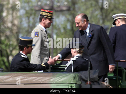 Der französische Präsident Jacques Chirac nimmt an den Tag des Sieges Feierlichkeiten zum 61. Jahrestag des Kriegsendes auf der Champs Elysees in Paris am 8. Mai 2006. (UPI Foto/William Alix) Stockfoto