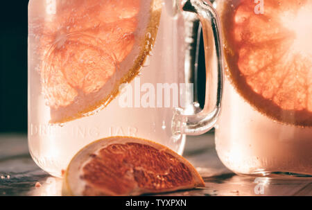 Niemand macht ein Glas zum Frühstück. Gläser trinken und Essen. Gesunde Marmelade. Dawn. Lecker Kaffee mit Zucker. Dunkel. Traditionelle hausgemachte Tasse Tee (Container) voller Hot Hot Hot Flüssigkeit Stockfoto