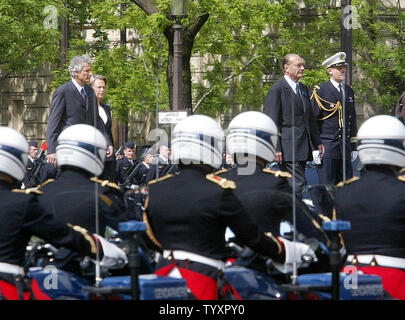 Der französische Präsident Jacques Chirac ist der von Premierminister Dominique de Villepin (L) und Verteidigungsminister Michèle Alliot-Marie (2 L) bei der Verleihung der 61th Jahrestag der Niederlage des nationalsozialistischen Deutschland während des Zweiten Weltkrieges folgte, auf der Champs-Elysees in Paris, 8. Mai 2006. (UPI Foto/Eco Clement) Stockfoto