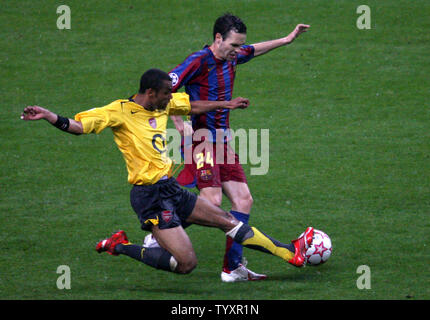 FC Barcelona Andres Iniesta (R) und dem FC Arsenal Ashley Cole Kampf um den Ball während ihre UEFA Champions League Fußball-Finale im Stade de France in Saint Denis, in der Nähe von Paris, 17. Mai 2006. Barcelona gewann 2-1. (UPI Foto/Eco Clement) Stockfoto