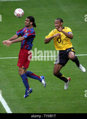 FC Barcelona Eafael Marquez und FC Arsenal Thierry Henry (R) kämpfen um den Ball während ihre UEFA Champions League Fußball-Finale im Stade de France in Saint Denis, in der Nähe von Paris, 17. Mai 2006. Barcelona gewann 2-1. (UPI Foto/Eco Clement) Stockfoto