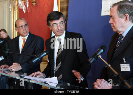 Von links Bestimmen, OECD-Generalsekretär Angel Gurria, der französische Außenminister Philippe Douste-Blazy und OECD-Generalsekretär Donald Johnston geben eine Pressekonferenz im Rahmen der OECD-Ministerrat im französischen Außenministerium in Paris am 23. Mai 2006 abgehalten. Gurría, ehemaliger Außenminister und sukzessive Finanzminister Mexikos, wird am 1. Juni 2006, Johnston, der sich zurückzieht. (UPI Foto/William Alix) Stockfoto