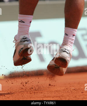 Kolumbianer Alejandro Falla Sprünge, während in seiner zweiten Runde mit Top - gesäte Roger Federer bei den French Open in Roland Garros in Paris am 31. Mai 2006. Federer einfach erweiterte in die dritte Runde mit einem geraden Sätzen den Sieg. (UPI Foto/David Silpa) Stockfoto