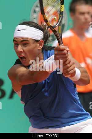 Der Spanier Rafael Nadal schlägt eine Rückhand während seiner vierten Runde mit Australier Lleyton Hewitt bei den French Open in Roland Garros in Paris am 5. Juni 2006. Nadal erweitert, um in die nächste Runde mit einem 4-Sieg gesetzt. (UPI Foto/David Silpa) Stockfoto