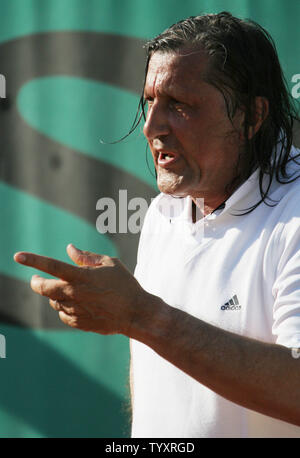 Tennis großer Ilie Nastase reagiert, nachdem ein Punkt während seiner Legenden über 45 Match bei den French Open in Roland Garros in Paris am 7. Juni 2006 verdoppelt. (UPI Foto/David Silpa) Stockfoto