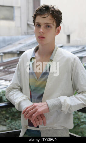 Ein Modell Sport die neueste Kreation aus Paris - Designer Moritz Rogosky menswear Frühling/Sommer '07 Sammlung während seine Mens Fashion Week in Paris, Frankreich am 3. Juli 2006. (UPI Foto/David Silpa) Stockfoto