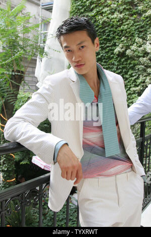 Ein Modell Sport die neueste Kreation aus Paris - Designer Moritz Rogosky menswear Frühling/Sommer '07 Sammlung während seine Mens Fashion Week in Paris, Frankreich am 3. Juli 2006. (UPI Foto/David Silpa) Stockfoto