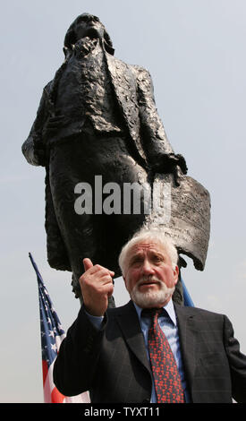 Der französische Künstler Jean Cardot Gesten während einer 4. Juli Zeremonie für die Enthüllung einer Statue von Thomas Jefferson entlang der Seine in Paris, Frankreich am 4. Juli 2006. Die Statue von Jefferson, ein Symbol der Französisch-amerikanische Freundschaft, wurde von Cardot geformt. (UPI Foto/David Silpa) Stockfoto