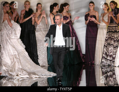 Libanesischen Modedesigner Elie Saab erkennt Beifall nach der Präsentation seiner Herbst-winter 2006-2007 Haute Couture Fashion Kollektion in Paris Juli 7, 2006. (UPI Foto/William Alix) Stockfoto