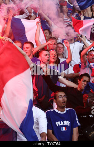 Französische Fußballmannschaft Anhänger reagieren im Parc des Princes Stadion in Paris, während sie auf einem riesigen Bildschirm der Fußball WM Finale in Berlin, Deutschland, 9. Juli 2006 gespielt wird. Frankreich nach Italien 5-3 verloren auf elfmeterschießen nach dem Spiel durch die 120 Minuten zu einem 1-1. (UPI Foto/William Alix) Stockfoto