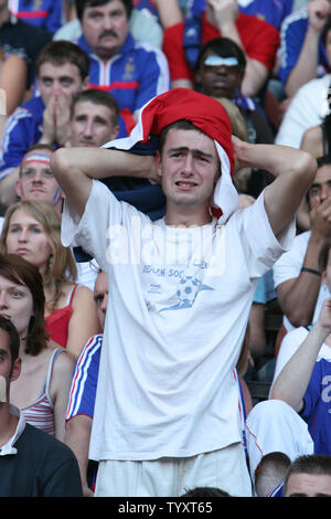 Französische Fußballmannschaft Anhänger reagieren im Parc des Princes Stadion in Paris, während sie auf einem riesigen Bildschirm der Fußball WM Finale in Berlin, Deutschland, 9. Juli 2006 gespielt wird. Frankreich nach Italien 5-3 verloren auf elfmeterschießen nach dem Spiel durch die 120 Minuten zu einem 1-1. (UPI Foto/William Alix) Stockfoto