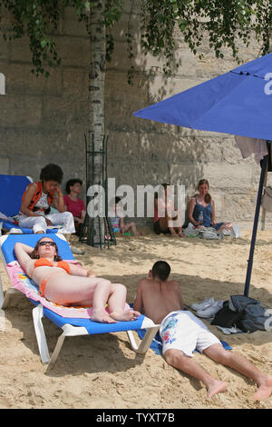 Pariser profitieren Sie von Paris Plages 'Tag der Eröffnung am 20. Juli 2006 eine Initiative gestartet, die von Pariser Bürgermeister Bertrand Delanoe, schafft einen künstlichen Strand entlang der Ufer der Hauptstadt Seine. (UPI Foto/William Alix) Stockfoto