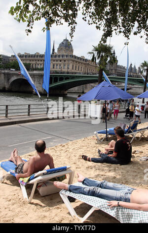 Pariser profitieren Sie von Paris Plages 'Tag der Eröffnung am 20. Juli 2006 eine Initiative gestartet, die von Pariser Bürgermeister Bertrand Delanoe, schafft einen künstlichen Strand entlang der Ufer der Hauptstadt Seine. (UPI Foto/William Alix) Stockfoto