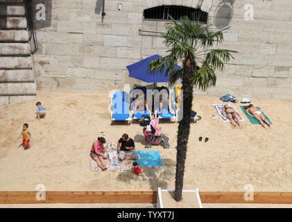 Pariser profitieren Sie von Paris Plages 'Tag der Eröffnung am 20. Juli 2006 eine Initiative gestartet, die von Pariser Bürgermeister Bertrand Delanoe, schafft einen künstlichen Strand entlang der Ufer der Hauptstadt Seine. (UPI Foto/William Alix) Stockfoto