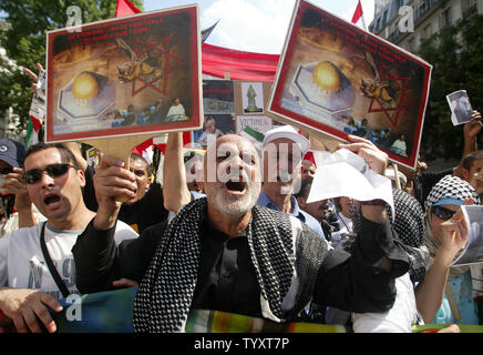 Aktivisten auf die Straße von Paris zur Unterstützung der libanesischen und palästinensischen Volk und gegen Israel, 29. Juli 2006, als der Konflikt zwischen dem jüdischen Staat und der libanesische Hisbollah-guerillas sein 18. Tag eingegeben. Mehr als tausend Menschen an der Demonstration teil nahm. (UPI Foto/Eco Clement) Stockfoto