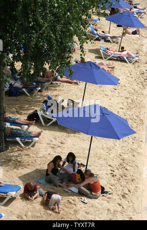 Pariser profitieren Sie von Paris Plages 'Tag der Eröffnung am 20. Juli 2006 eine Initiative gestartet, die von Pariser Bürgermeister Bertrand Delanoe, schafft einen künstlichen Strand entlang der Ufer der Hauptstadt Seine. (UPI Foto/William Alix) Stockfoto