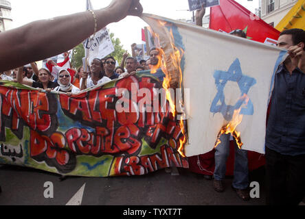 Aktivisten brennen eine israelische Flagge in den Straßen von Paris während einer Demonstration zur Unterstützung der libanesischen und palästinensischen Volk und gegen Israel, 29. Juli 2006, als der Konflikt zwischen dem jüdischen Staat und der libanesische Hisbollah-guerillas sein 18. Tag eingegeben. Mehr als tausend Menschen an der Demonstration teil nahm. (UPI Foto/Eco Clement) Stockfoto