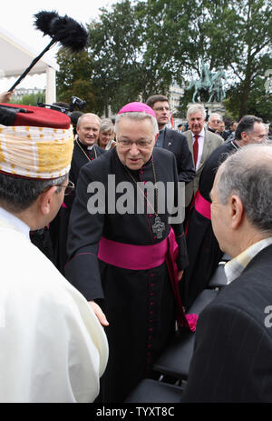 Französischen Erzbischof von Paris, Kardinal Andre Vingt-trois kommt für die Enthüllung der neuen Straße Platte auf dem Platz vor der Kathedrale Notre Dame in Paris am 3. September 2006, während einer Zeremonie der Esplanade Umbenennen nach dem verstorbenen Papst Johannes Paul II. Die Entscheidung wurde durch die Pariser Rat im Juni abgestimmt und benötigt eine Dispens für die allgemeine Regel der Stadt, dass fünf Jahre vergehen müssen nach dem Tod von prominenten Persönlichkeiten vor öffentlichen Orten nach ihnen benannt sind. (UPI Foto/William Alix) Stockfoto