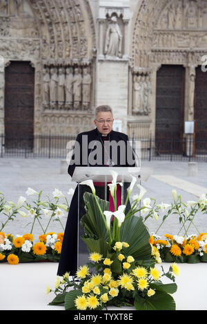 Französischen Erzbischof von Paris, Kardinal Andre Vingt-trois liefert eine Rede vor der Enthüllung einer neuen Straße Platte auf dem Platz vor der Kathedrale Notre Dame in Paris am 3. September 2006 im Rahmen einer Feierstunde die Esplanade Umbenennen nach dem verstorbenen Papst Johannes Paul II. Die Entscheidung wurde durch die Pariser Rat im Juni abgestimmt und benötigt eine Dispens für die allgemeine Regel der Stadt, dass fünf Jahre vergehen müssen nach dem Tod von prominenten Persönlichkeiten vor öffentlichen Orten nach ihnen benannt sind. (UPI Foto/William Alix) Stockfoto