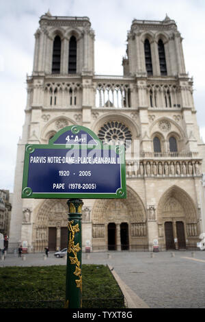 Französischen Erzbischof von Paris, Kardinal Andre Vingt-trois und Paris' Sozialistische Partei Bürgermeister Bertrand Delanoe enthüllt eine neue Straße Platte auf dem Platz vor der Kathedrale Notre Dame in Paris am 3. September 2006 im Rahmen einer Feierstunde die Esplanade Umbenennen nach dem verstorbenen Papst Johannes Paul II. Die Entscheidung wurde durch die Pariser Rat im Juni abgestimmt und benötigt eine Dispens für die allgemeine Regel der Stadt, dass fünf Jahre vergehen müssen nach dem Tod von prominenten Persönlichkeiten vor öffentlichen Orten nach ihnen benannt sind. (UPI Foto/William Alix) Stockfoto