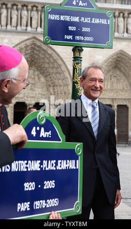 Paris' Sozialistische Partei Bürgermeister Bertrand Delanoe stellt nach der Enthüllung einer neuen Straße Platte auf dem Platz vor der Kathedrale Notre Dame in Paris am 3. September 2006 im Rahmen einer Feierstunde die Esplanade Umbenennen nach dem verstorbenen Papst Johannes Paul II. Die Entscheidung wurde durch die Pariser Rat im Juni abgestimmt und benötigt eine Dispens für die allgemeine Regel der Stadt, dass fünf Jahre vergehen müssen nach dem Tod von prominenten Persönlichkeiten vor öffentlichen Orten nach ihnen benannt sind. (UPI Foto/William Alix) Stockfoto