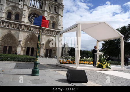 Paris' Sozialistische Partei Bürgermeister Bertrand Delanoe liefert eine Rede vor der Enthüllung einer neuen Straße Platte auf dem Platz vor der Kathedrale Notre Dame in Paris am 3. September 2006 im Rahmen einer Feierstunde die Esplanade Umbenennen nach dem verstorbenen Papst Johannes Paul II. Die Entscheidung wurde durch die Pariser Rat im Juni abgestimmt und benötigt eine Dispens für die allgemeine Regel der Stadt, dass fünf Jahre vergehen müssen nach dem Tod von prominenten Persönlichkeiten vor öffentlichen Orten nach ihnen benannt sind. (UPI Foto/William Alix) Stockfoto