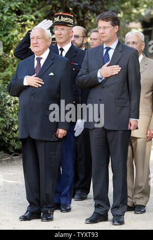 Der französische Präsident des Senats Christian Poncelet (L) und uns d'affaires Karl Hofmann halten Sie Ihre Hände auf ihr Herz während dem Abspielen der US-Nationalhymne zu Beginn der Zeremonie zum Gedenken an die Terroranschläge vom 11. September, New York und Washington im Jahr 2001 schlug, am Jardin du Luxembourg in Paris, 11. September 2006. (UPI Foto/Eco Clement) Stockfoto