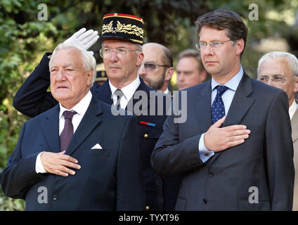 Der französische Präsident des Senats Christian Poncelet (L) und uns d'affaires Karl Hofmann halten Sie Ihre Hände auf ihr Herz während dem Abspielen der US-Nationalhymne zu Beginn der Zeremonie zum Gedenken an die Terroranschläge vom 11. September, New York und Washington im Jahr 2001 schlug, am Jardin du Luxembourg in Paris, 11. September 2006. (UPI Foto/Eco Clement) Stockfoto