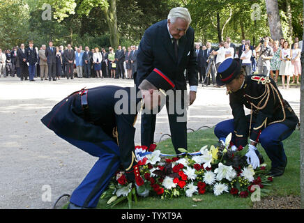 Der französische Präsident des Senats Christian Poncelet legt einen Kranz im Gedenken an die Opfer der Terroranschläge des 11. September, New York und Washington im Jahr 2001 getroffen, während einer Gedenkveranstaltung im Jardin du Luxembourg in Paris, 11. September 2006. (UPI Foto/Eco Clement) Stockfoto