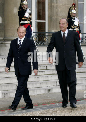 Der französische Präsident Jacques Chirac (R) und der russische Präsident Wladimir Putin zu Fuß zum Elysee Palace in Paris am 22. September 2006. Die beiden Politiker werden durch die Teilnahme an einem dreiergipfel mit Bundeskanzlerin Angela Merkel morgen zu nehmen. (UPI Foto/Anatoli Zhdanov) Stockfoto