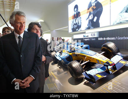 Der französische Premierminister Dominique de Villepin an der Renault F1 Team R26 Sportwagen wie er Touren der Pariser International Auto Show, Freitag, 29. September 2006. Die Show ist seine Türen für die Öffentlichkeit 30. September zu öffnen. (UPI Foto/Eco Clement) Stockfoto