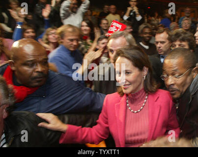 Die französische Sozialistische Partei Präsidentschaftskandidaten Ségolène Royal von Bodyguards umgeben ist, wie sie für eine Kampagne treffen an einem Gymnasium in Paris, 13. November 2006 eingeht. Royal, der Sozialistischen mit hohen Hoffnungen von Frankreich als erste Frau Präsidentin nach den Wahlen im April, traf sich mit den Bewohnern der französischen Hauptstadt drei Tage vor der Vorwahlen ihrer Partei. (UPI Foto/Eco Clement) Stockfoto