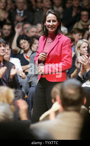 Die französische Sozialistische Partei Präsidentschaftskandidaten Ségolène Royal an die Fans während einer Kampagne treffen an einem Gymnasium in Paris, 13. November 2006 spricht. Royal, der Sozialistischen mit hohen Hoffnungen von Frankreich als erste Frau Präsidentin nach den Wahlen im April, traf sich mit den Bewohnern der französischen Hauptstadt drei Tage vor der Vorwahlen ihrer Partei. (UPI Foto/Eco Clement) Stockfoto