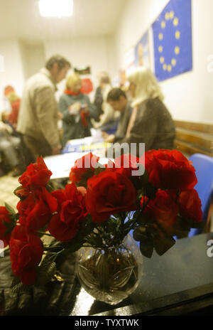 Ein Strauß roter Rosen, dem Symbol der französischen Sozialistischen Partei sitzt an einem Fenster als Mitglieder der Partei auf einer Linie während der primären der Partei für die nächste Präsidentschaftswahl in Frankreich in Paris, 16. November 2006 zu stimmen. Drei Kandidaten, Ségolène Royal, Dominique Strauss-Khan und Laurent Fabius, wetteifern die Sozialistische Partei in den französischen Präsidentschaftswahlen im kommenden Jahr stattfindenden Wahlen zu führen. (UPI Foto/Eco Clement) Stockfoto