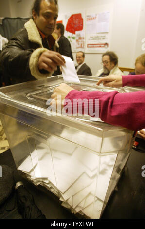 Ein Mitglied der französischen Sozialistischen Partei wirft sein stimmzettel während der primären der Partei für die nächste Präsidentschaftswahl in Frankreich in Paris, 16. November 2006. Drei Kandidaten, Ségolène Royal, Dominique Strauss-Khan und Laurent Fabius, wetteifern die Sozialistische Partei in den französischen Präsidentschaftswahlen im kommenden Jahr stattfindenden Wahlen zu führen. (UPI Foto/Eco Clement) Stockfoto