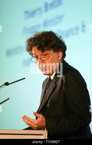 Der französische Wirtschafts- und Finanzminister Thierry Breton liefert eine Rede während der Euromoney Konferenz in Paris am 27. November 2006. Breton sagte, dass die $ 15 Mrd. Zusammenschlusses der Euronext und NYSE Group wurde ensibly modifizierte "doch Gespräche zwischen den beiden Börsen müssen fortgesetzt werden. (UPI Foto/Eco Clement) Stockfoto