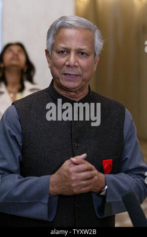 Friedensnobelpreisträger und Gründer der Grameen Bewegung Prof. Mohammad Yunus aus Bangladesch spricht der Presse nach einem Treffen mit dem französischen Präsidenten Jacques Chirac im Elysee Palast in Paris, 16. Dezember 2006. (UPI Foto/Eco Clement) Stockfoto