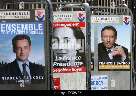 Wahlplakate für die bevorstehenden Präsidentschaftswahlen 2007 zeigt, von L bis R, rechten Kandidaten Nicolas Sarkozy, sozialistische Segolene Royal und zentristischen Francois Bayrou werden vor dem Rathaus in Paris gesäumt am 9. April 2007. Die offizielle Kampagne in der französischen Präsidentschaftswahlen Wahl trat weg heute, zwei Wochen vor dem ersten Wahlgang mit Sarkozy und Royal als Spitzenreiter in den Umfragen. (UPI Foto/Eco Clement) Stockfoto