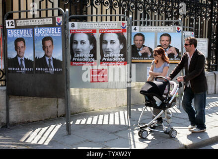 Bewohner vorbei Wahlplakate für die bevorstehenden Präsidentschaftswahlen 2007 zeigt, von L bis R, rechten Kandidaten Nicolas Sarkozy, sozialistische Segolene Royal und zentristischen Francois Bayrou in Paris am 9. April 2007. Die offizielle Kampagne in der französischen Präsidentschaftswahlen Wahl trat weg heute, zwei Wochen vor dem ersten Wahlgang mit Sarkozy und Royal als Spitzenreiter in den Umfragen. (UPI Foto/Eco Clement) Stockfoto