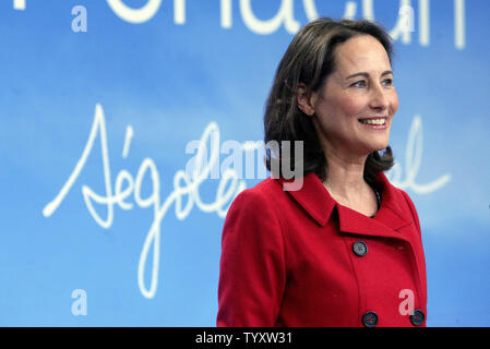 Die französische sozialistische Präsidentschaftskandidatin Ségolène Royal Adressen Journalisten in Paris, 4. Januar 2006. Royal würde schlagen Konservative frontrunner Nicolas Sarkozy in der zweiten Runde der Präsidentschaftswahlen zu einem späteren Zeitpunkt in diesem Jahr, entsprechend einer Abstimmung, die gestern veröffentlicht wurde. (UPI Foto/Eco Clement) Stockfoto