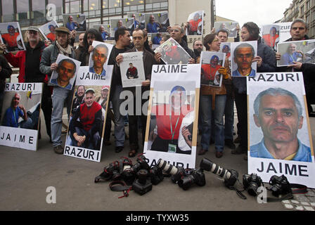 Fotografen halten Plakate des peruanischen Agence France Presse (AFP) Fotojournalist Jaime Razuri während eines Protestes seine Freilassung zu fordern, vor der AFP-Hauptsitz in Paris, 05. Januar 2006. Es gab immer noch kein Wort über den Verbleib oder der Gesundheitszustand von Razuri, die aus einem Herzen Zustand leidet - vier Tage nachdem er in Gaza entführt, ohne Angabe, wer hinter der Entführung. (UPI Foto/Eco Clement) Stockfoto