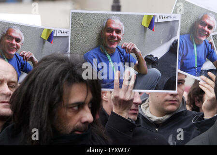 Fotografen halten Plakate des peruanischen Agence France Presse (AFP) Fotojournalist Jaime Razuri während eines Protestes seine Freilassung zu fordern, vor der AFP-Hauptsitz in Paris, 05. Januar 2006. Es gab immer noch kein Wort über den Verbleib oder der Gesundheitszustand von Razuri, die aus einem Herzen Zustand leidet - vier Tage nachdem er in Gaza entführt, ohne Angabe, wer hinter der Entführung. (UPI Foto/Eco Clement) Stockfoto