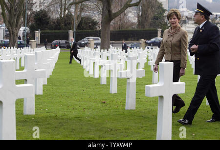 First Lady der USA, Laura Bush, ist der amerikanische Soldatenfriedhof von seinem Betriebsleiter Faqir Hamid (R) in Suresnes, in der Nähe von Paris gezeigt, 16. Januar 2007. Laura Bush ist in Frankreich zu einem dreitägigen Besuch. (UPI Foto/Eco Clement) Stockfoto