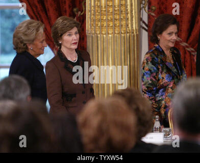 Suzanne Mubarak (R), die Gattin des ägyptischen Präsidenten und Bernadette Chirac (L), die Ehefrau des französischen Präsidenten vorbei US-First Lady Laura Bush zu Beginn einer Konferenz im Elysee Palast in Paris, 17. Januar 2007. Die ersten Damen met ein Komitee für die Verteidigung von verlorenen oder ausgebeutete Kinder zu bilden. (UPI Foto/Eco Clement) Stockfoto