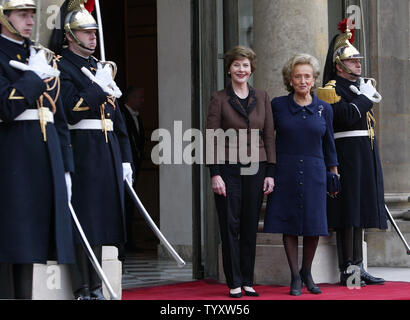 Bernadette Chirac, die Frau des französischen Präsidenten (R) und First Lady der USA, Laura Bush, die Ehrengarde bei Ihrer Ankunft im Elysee-palast in Paris, 17. Januar 2007 ein Ausschuss für verloren und ausgebeuteten Kinder zu besuchen. (UPI Foto/Eco Clement) Stockfoto