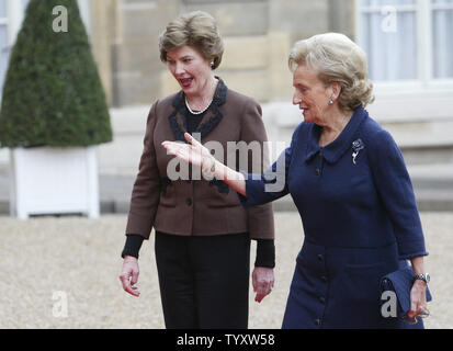 Bernadette Chirac, die Frau des französischen Präsidenten, begrüßt US-First Lady Laura Bush (L) bei ihrer Ankunft im Elysee-palast in Paris, 17. Januar 2007 ein Ausschuss für verloren und ausgebeuteten Kinder zu besuchen. (UPI Foto/Eco Clement) Stockfoto