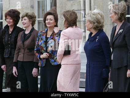 (L und R) Frau des ehemaligen polnischen Präsidenten Jolanta Kwasniewska, First Lady der USA, Laura Bush, die Gattin des ägyptischen Präsidenten Suzanne Mubarak, Königin Silvia von Schweden, die Frau des französischen Präsidenten Bernadette Chirac, und Belgien Königin Paola posieren für ein Foto im Elysee-palast in Paris, 17. Januar 2007. Die weibliche Erste Damen bildeten ein Komitee für die Verteidigung von verlorenen oder ausgebeuteten Kindern. (UPI Foto/Eco Clement) Stockfoto