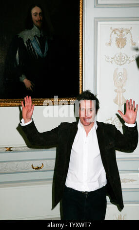 Hugh Grant kommt im Ritz Hotel zu fördern sein Film "Musik und Lyrics (Le Come-Back) in Paris, Frankreich Am 1. März 2007. (UPI Foto/David Silpa) Stockfoto